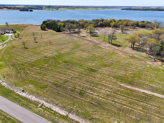 330 Lakewood Lane, Honey Grove, TX 75446