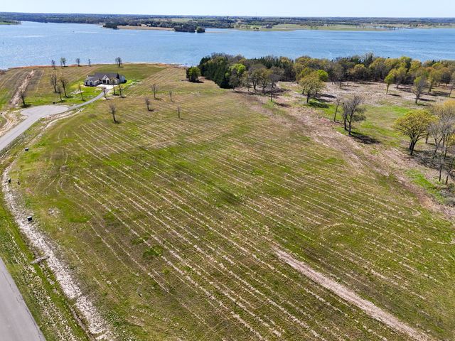 330 Lakewood Lane, Honey Grove, TX 75446