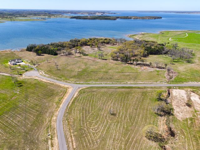 330 Lakewood Lane, Honey Grove, TX 75446