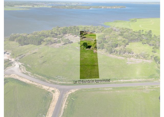 330 Lakewood Lane, Honey Grove, TX 75446