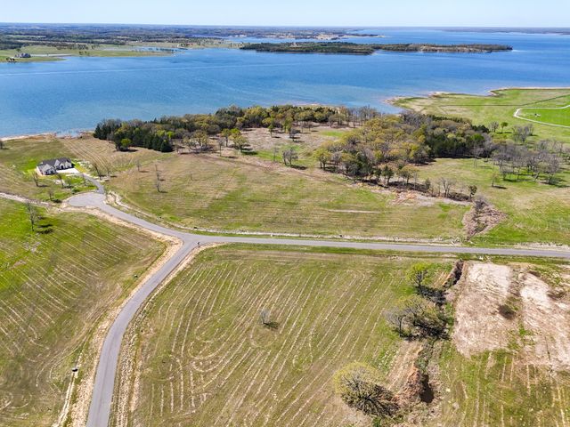 330 Lakewood Lane, Honey Grove, TX 75446