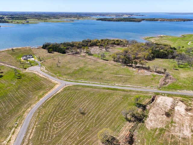 330 Lakewood Lane, Honey Grove, TX 75446