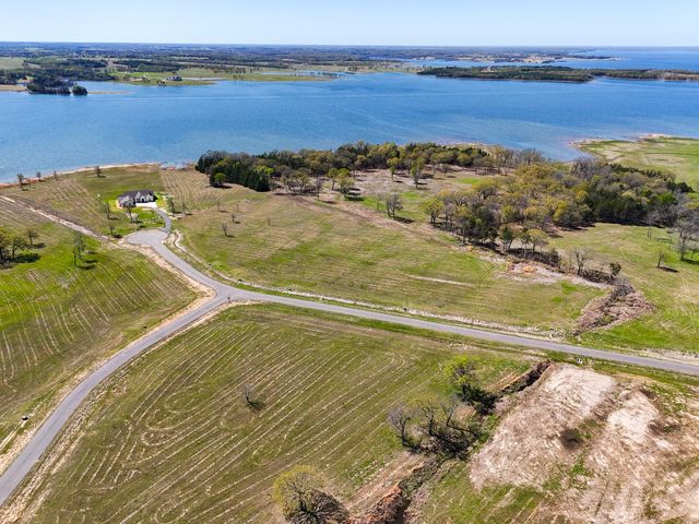 330 Lakewood Lane, Honey Grove, TX 75446