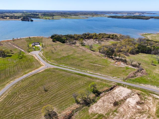 330 Lakewood Lane, Honey Grove, TX 75446