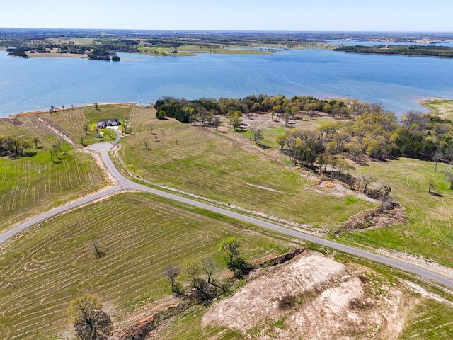 330 Lakewood Lane, Honey Grove, TX 75446