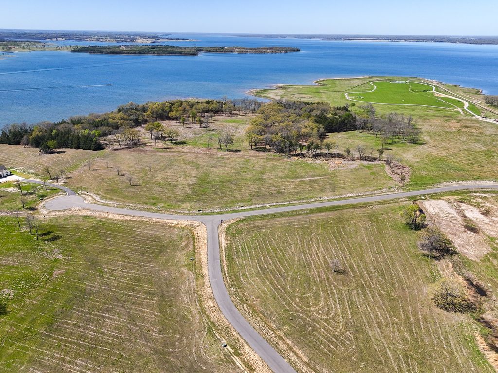 330 Lakewood Lane, Honey Grove, TX 75446