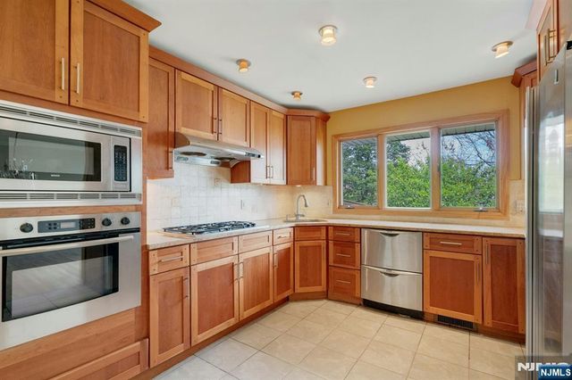 9 Hemlock Drive, Paramus, NJ 07652