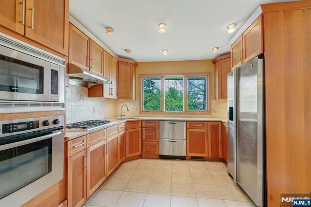 9 Hemlock Drive, Paramus, NJ 07652