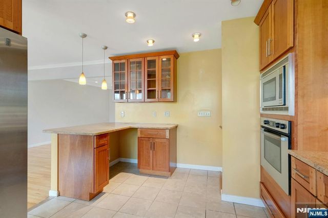 9 Hemlock Drive, Paramus, NJ 07652