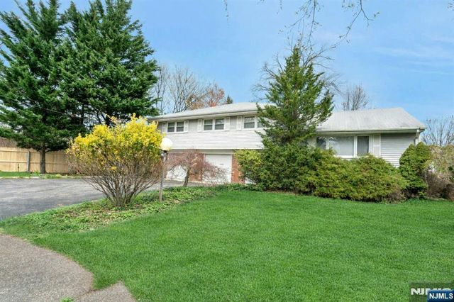 9 Hemlock Drive, Paramus, NJ 07652