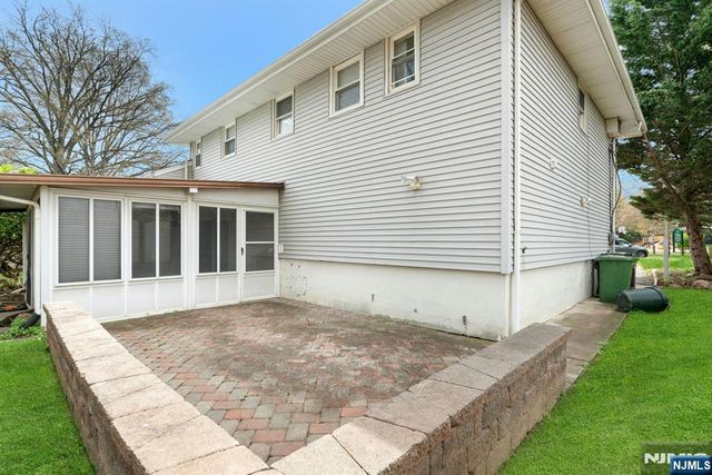 9 Hemlock Drive, Paramus, NJ 07652