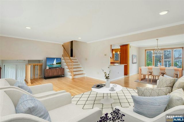 9 Hemlock Drive, Paramus, NJ 07652