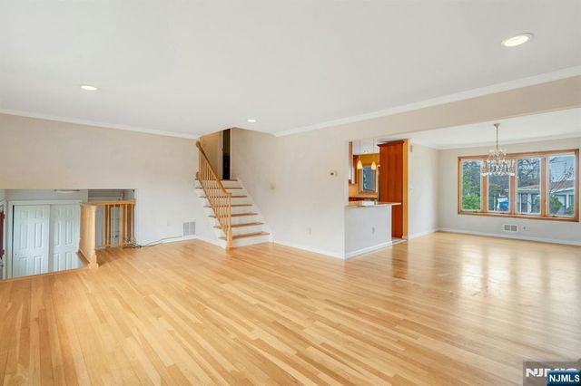 9 Hemlock Drive, Paramus, NJ 07652