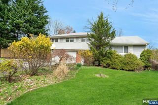 9 Hemlock Drive, Paramus, NJ 07652