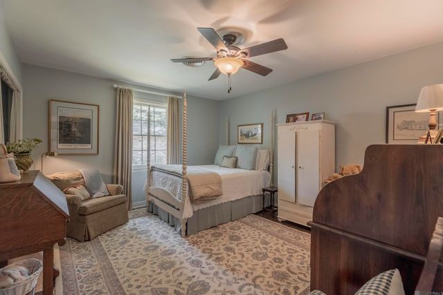 1284 Meadow Lea Dr, Baton Rouge, LA 70808