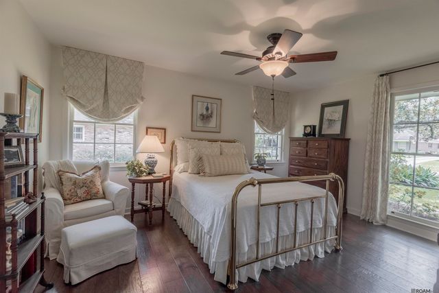 1284 Meadow Lea Dr, Baton Rouge, LA 70808