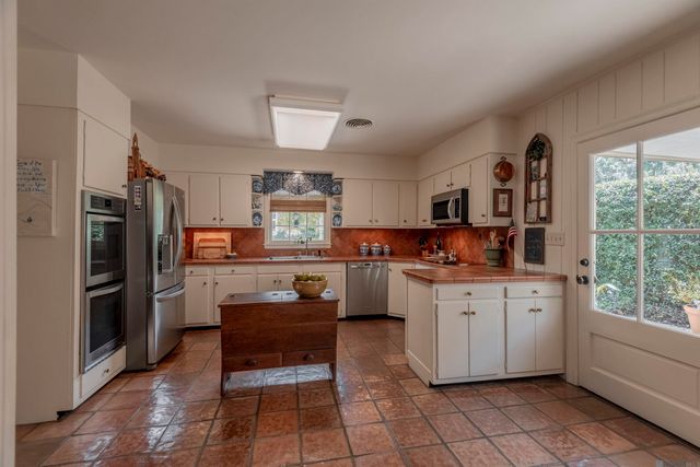 1284 Meadow Lea Dr, Baton Rouge, LA 70808