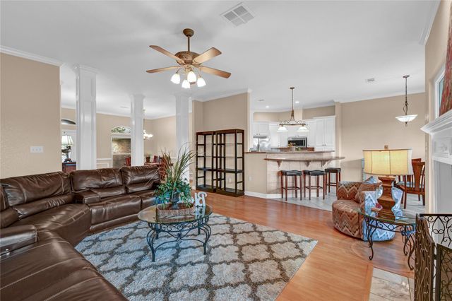 123 Jamestown Avenue, Clute, TX 77531