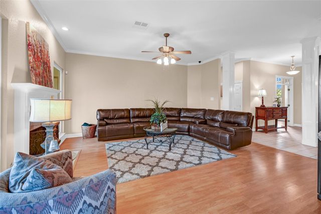 123 Jamestown Avenue, Clute, TX 77531