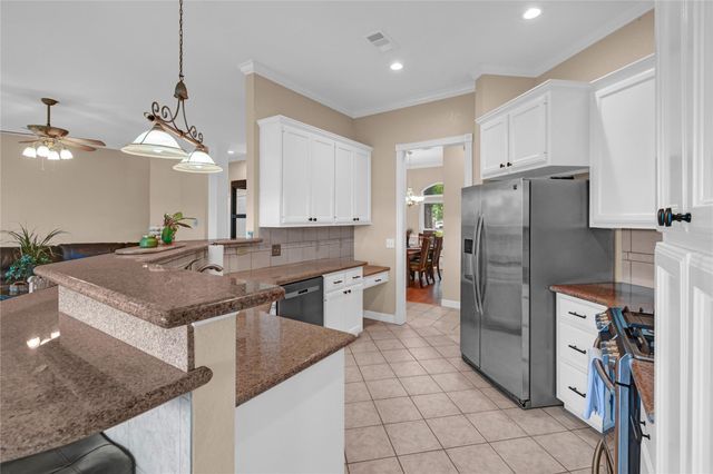 123 Jamestown Avenue, Clute, TX 77531