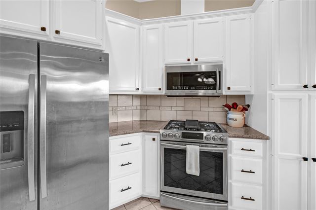 123 Jamestown Avenue, Clute, TX 77531