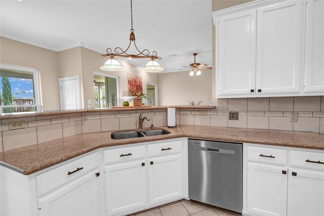 123 Jamestown Avenue, Clute, TX 77531