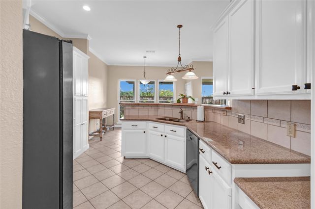 123 Jamestown Avenue, Clute, TX 77531