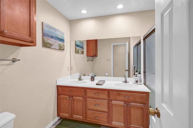 123 Jamestown Avenue, Clute, TX 77531