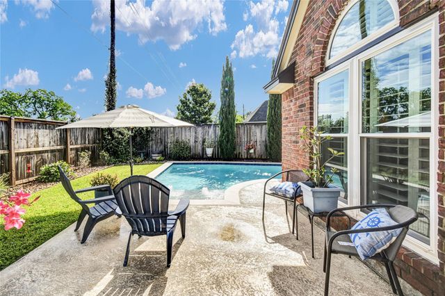 123 Jamestown Avenue, Clute, TX 77531