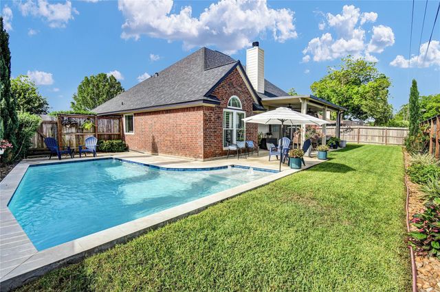 123 Jamestown Avenue, Clute, TX 77531