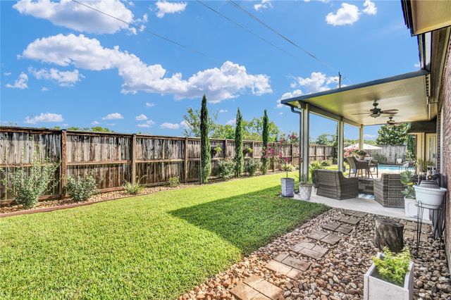 123 Jamestown Avenue, Clute, TX 77531