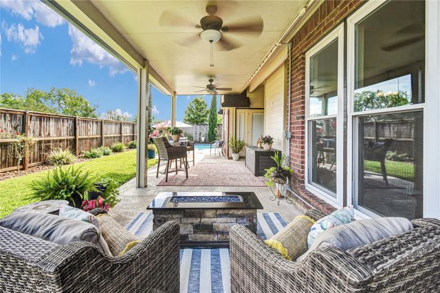 123 Jamestown Avenue, Clute, TX 77531