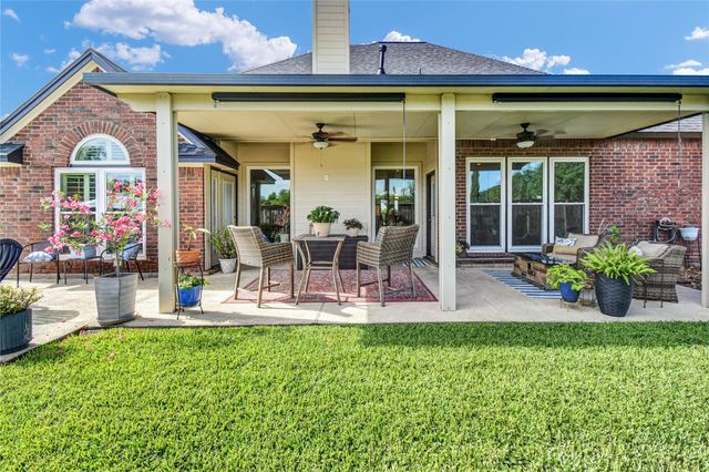 123 Jamestown Avenue, Clute, TX 77531
