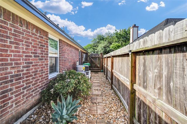 123 Jamestown Avenue, Clute, TX 77531