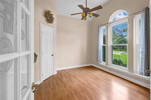 123 Jamestown Avenue, Clute, TX 77531