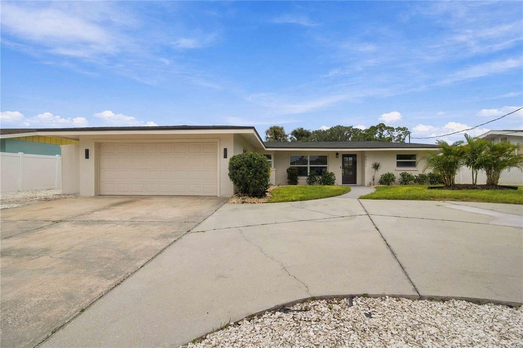 9911 ROYAL PALM DRIVE, BRADENTON, FL 34210 — photo 2