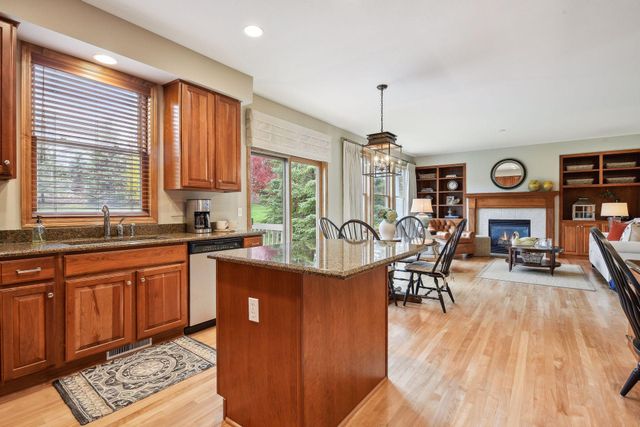 7645 Ridgeview Way, Chanhassen, MN 55317