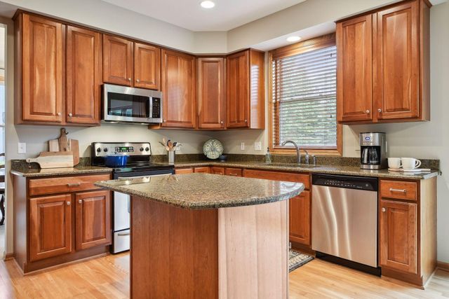 7645 Ridgeview Way, Chanhassen, MN 55317