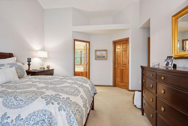 7645 Ridgeview Way, Chanhassen, MN 55317