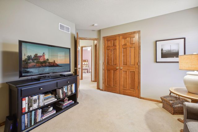 7645 Ridgeview Way, Chanhassen, MN 55317