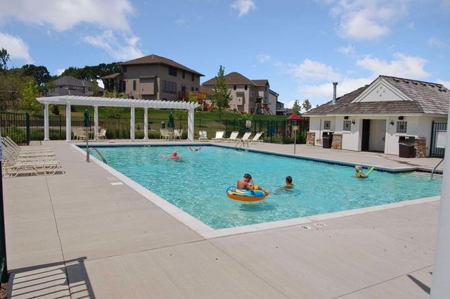 7645 Ridgeview Way, Chanhassen, MN 55317