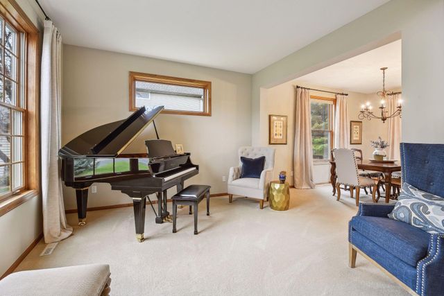 7645 Ridgeview Way, Chanhassen, MN 55317