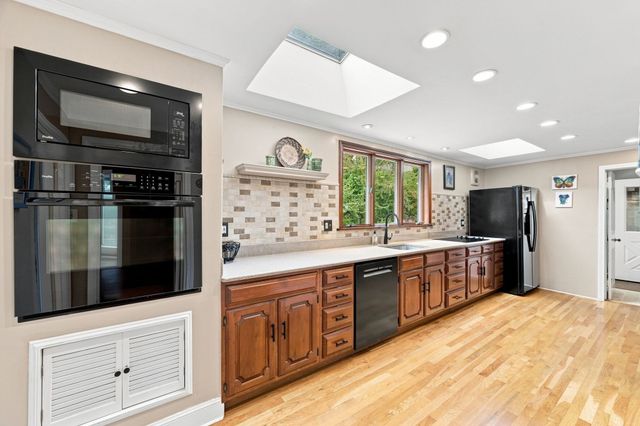78 Oak St, Wakefield, MA 01880