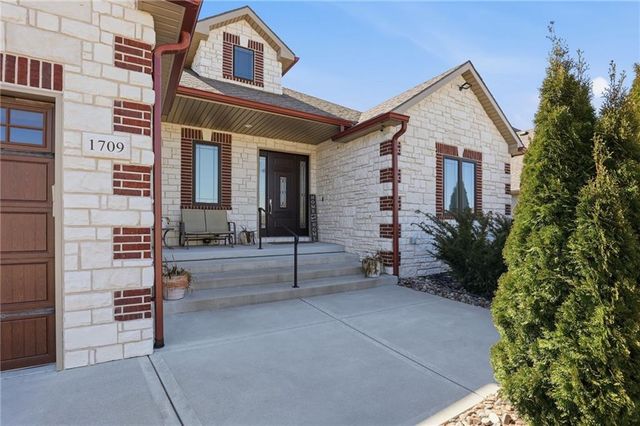 1709 SW 27th Street, Lee's Summit, MO 64082