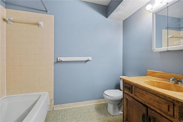 8630 Lane Avenue, Raytown, MO 64138