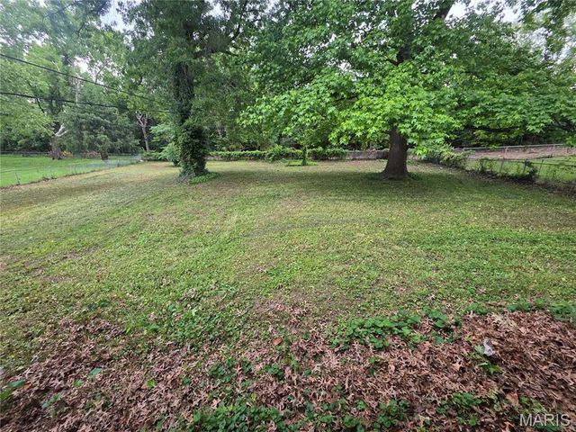 10822 Hallwood Drive, St Louis, MO 63136