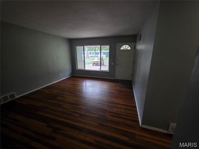 10822 Hallwood Drive, St Louis, MO 63136