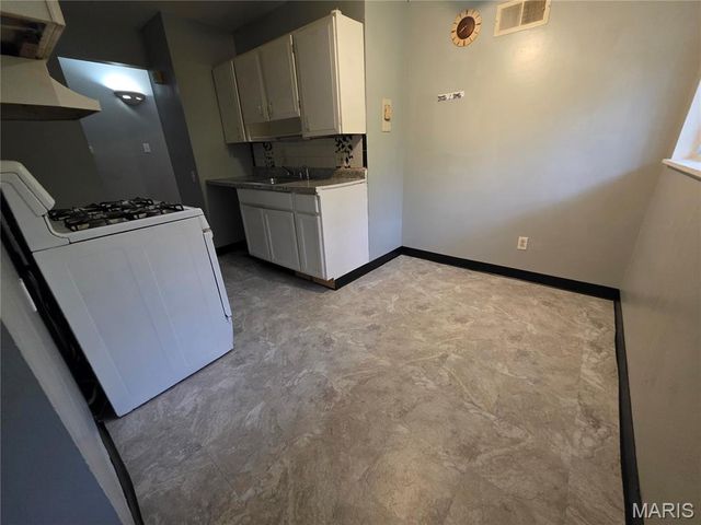 10822 Hallwood Drive, St Louis, MO 63136