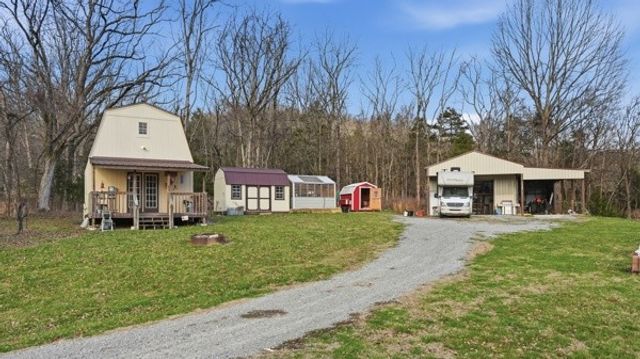 54 Thomas Rd, Fayetteville, TN 37334