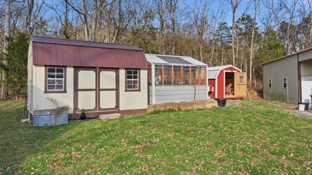 54 Thomas Rd, Fayetteville, TN 37334